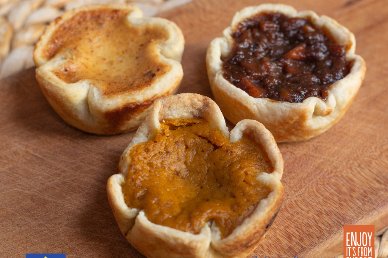 Small tarts with peanut butter and European Corinthian black raisins